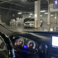 어둠 속 운전 고개 숙이기